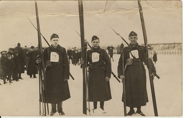 Photo, Tapa militia soldiers skiing