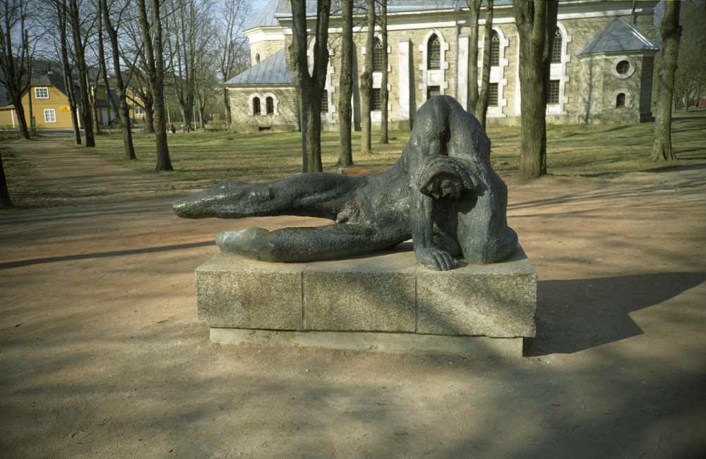 Sculpture “Estonia awakes” in Tapa city (1991, sculptor Kalju Reitel)