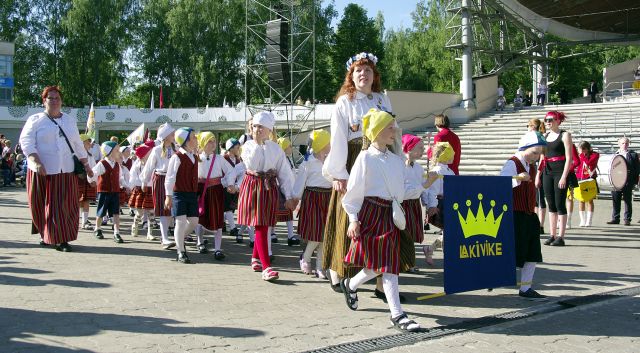Digital photo. Tartu Laulupidu 2014. The Tartu kindergarten "Kivike" arrives at the song square in the train walk.