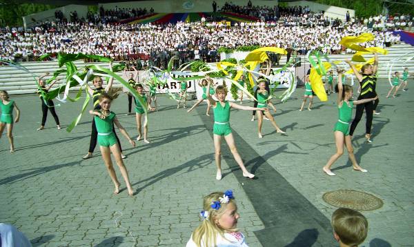 Photo-negative. Mixed Choirs Song Festival in Tartu on June 7, 1998. Women fighters.