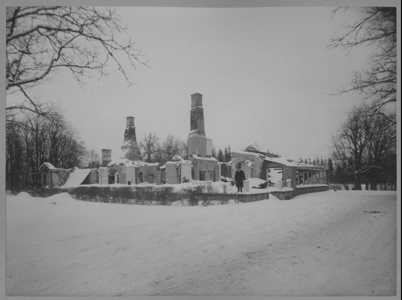 The manor of Tohisoo after the burning of manor houses during the resurrection of 1905.