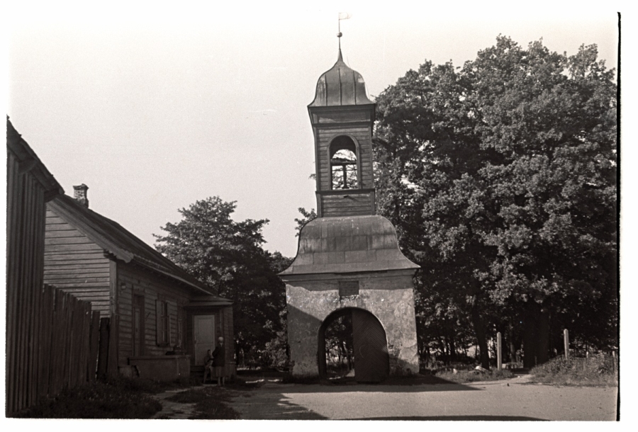 Tallinn, Kalamaja cemetery gate.