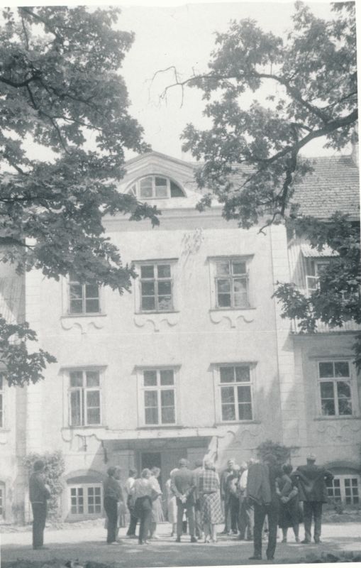 Photo. Excursion of the employees of the Self-Active Museums of the Republic in 1986. Ahja Manor.