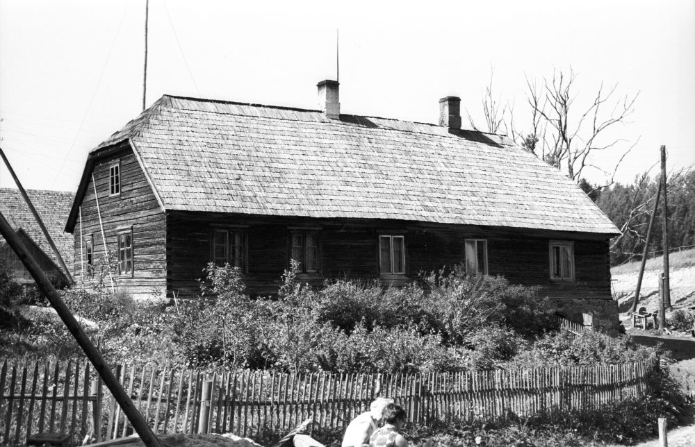 Tätta farm residential house in Karula municipality, back view.