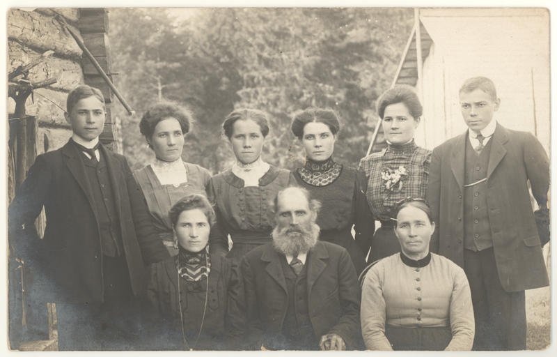 Group photo of the people of Saarnakõrva