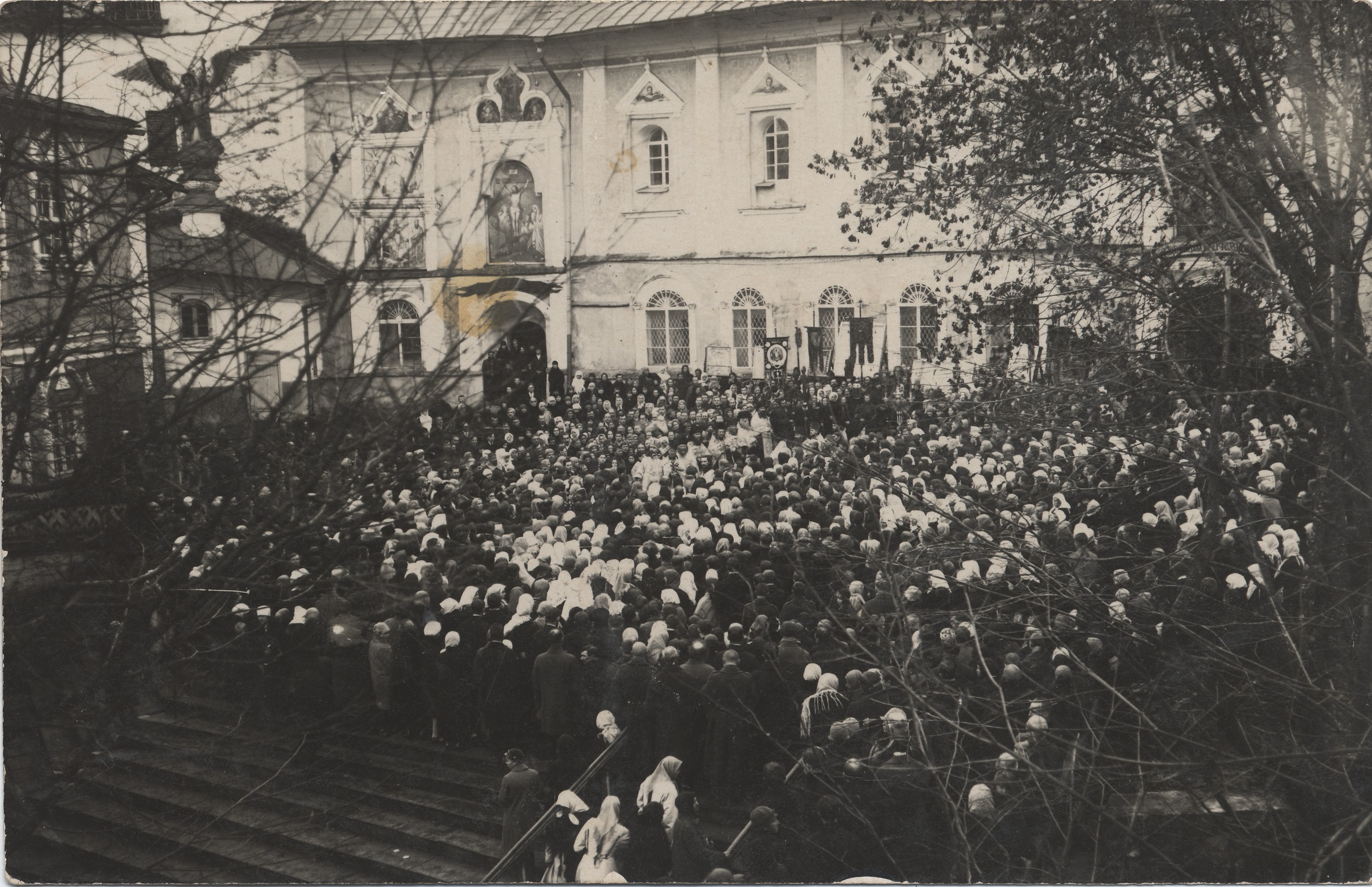 [petcer monastery] : [people in front of the Church of Uspensky]