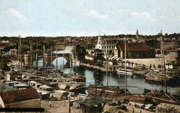 View of Tartu: Emajõe shores above the city centre (wood market, lodges, Kivisild, hotel Bellevue, cinema Illusioon), ca 1908-1910.