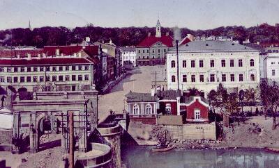 Stone bridge and Tartu Raekoja plats. View from the left bank. Tartu, 1905-1915.