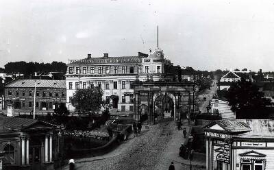 Stone sild. Behind the hotel Bellevue and Raatuse t. Tartu, 1905-1914.