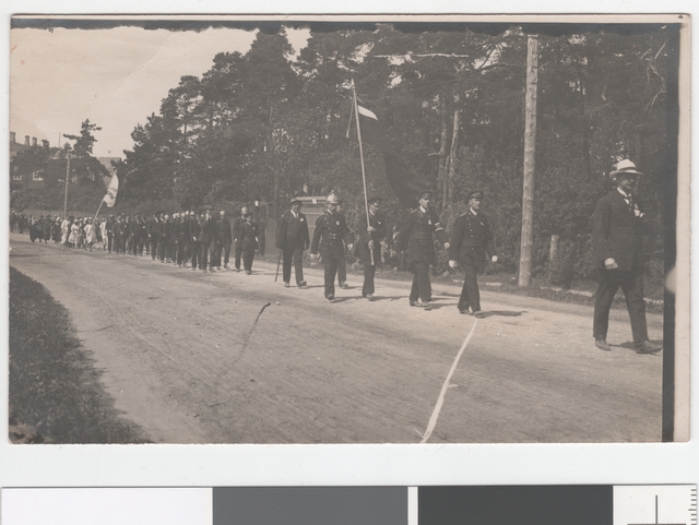 Nõmme VTÜ firefighters train run in Pärnu mnt. 1920s.