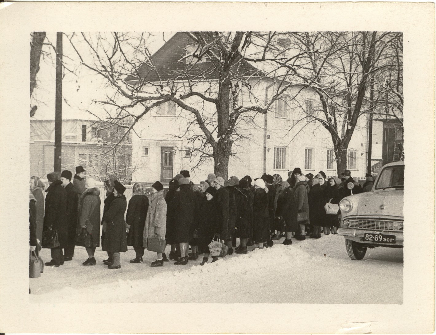 Photo, queue Pärnu tn. Paides in the 1960s a.