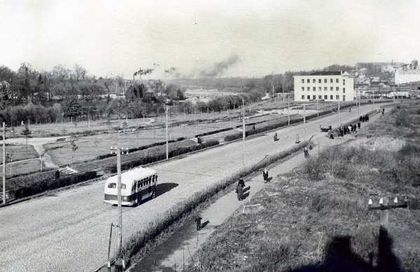 Narva highway. Bus on the way. Behind Narva 4 building (arh. V. Tippel). Tartu, 1952-1960. Photo Aleksander Maastik.