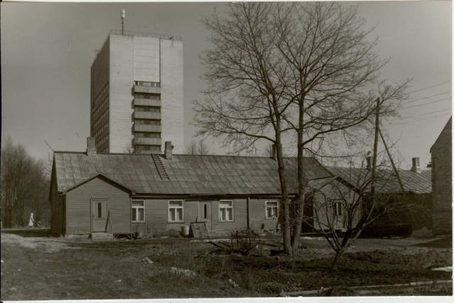 Photo view of the house in Paides Pärnu Street by the courtyard in 1985