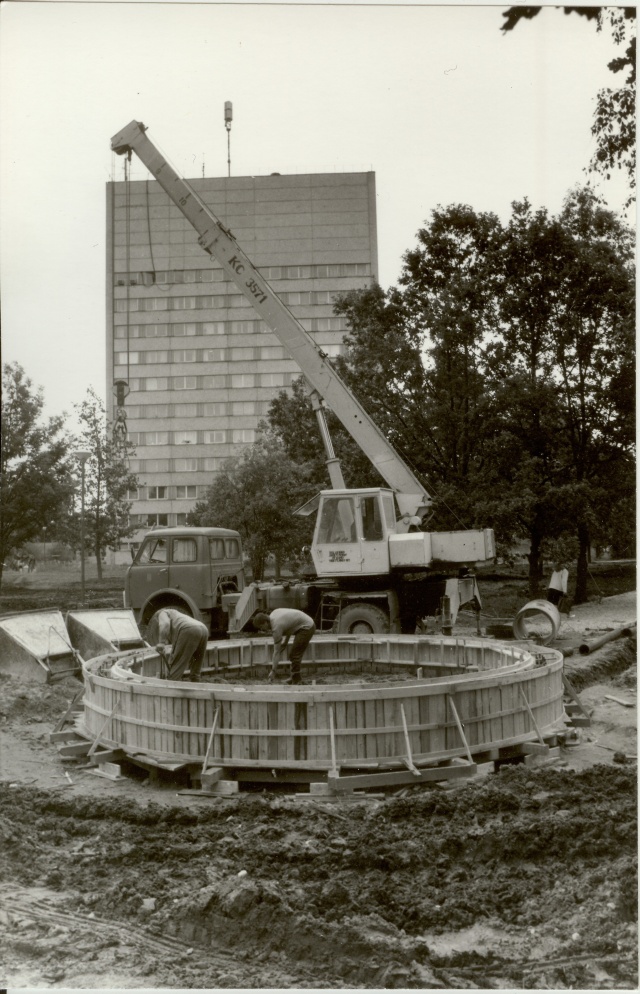 Construction of a shovel boat in Paide Lembitu park 1987