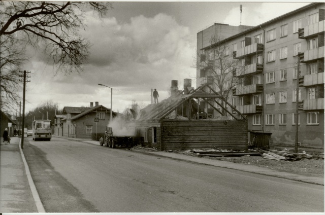 Dismantling the photo house in Paides Pärnu Street 29 1987