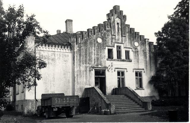 The rearfaçade of the main building of the Pädaste Manor..