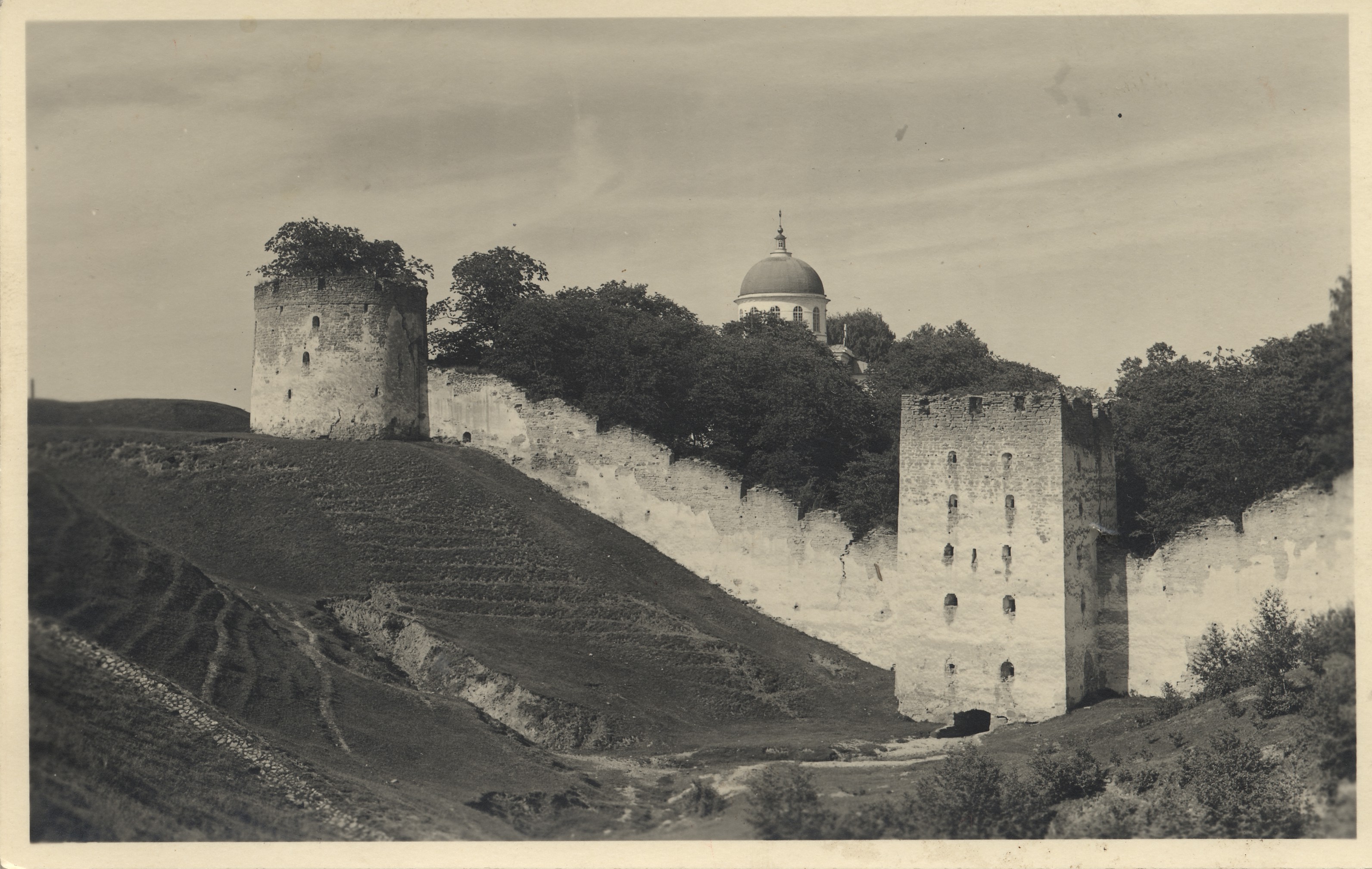 [the wall of the monastery of Peterser]