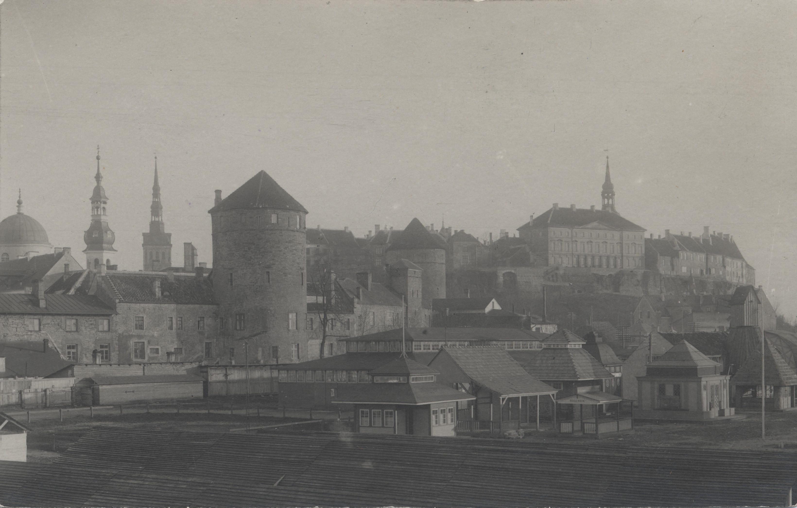 [tallinn] : [Tornide Square]