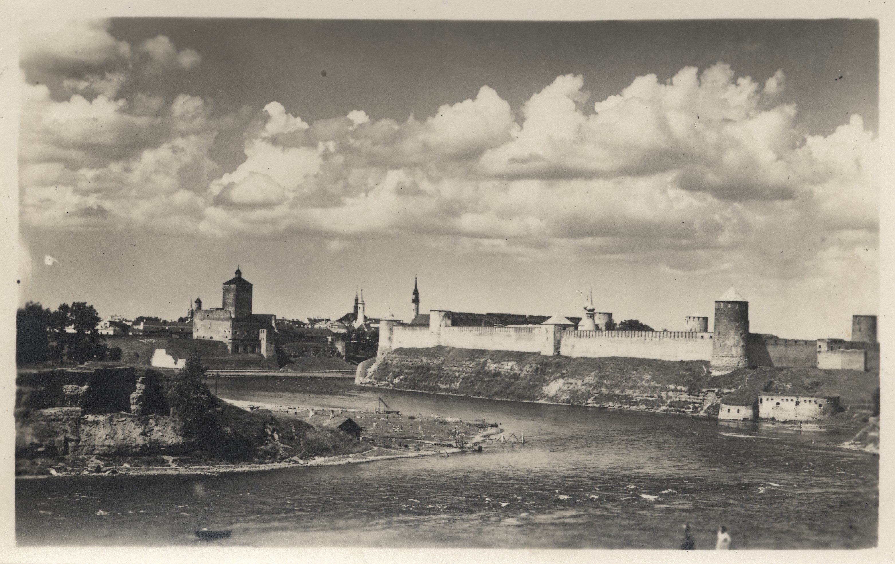 Estonia : Fortresses of Narva Hermann and Jaanilinna = die Festungen