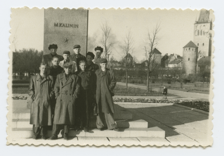 A group of young men in front of the fair pillar of Kalinin. Back to the tower field