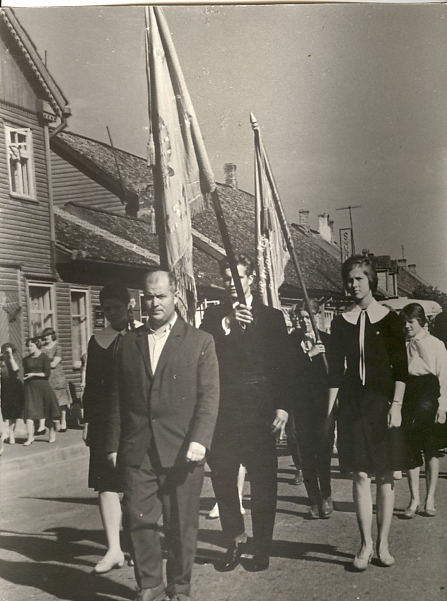 Photo, Paide High School students and teachers trained through the city in a new schoolhouse in 1963.