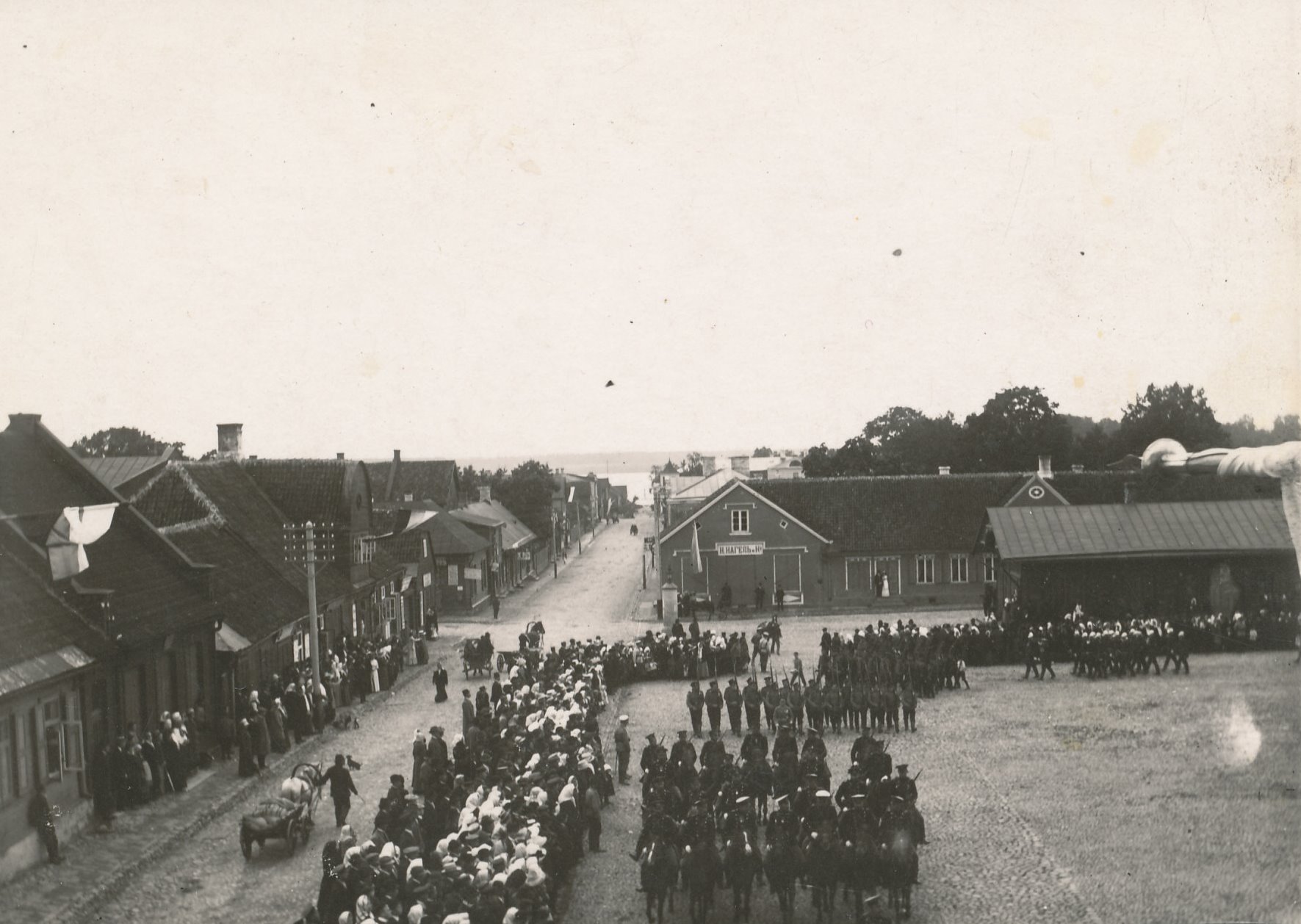 Photo. View of the Võru Lutheran Church's front square, where the parade was held to celebrate the "Head Holy Day".