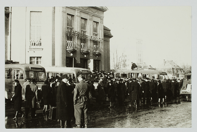 The starting point of the Maabusside and the tung of ticketmakers in front of Viktoria - Lichtspiele (cinema), 17.03.43. Tartu, Garden