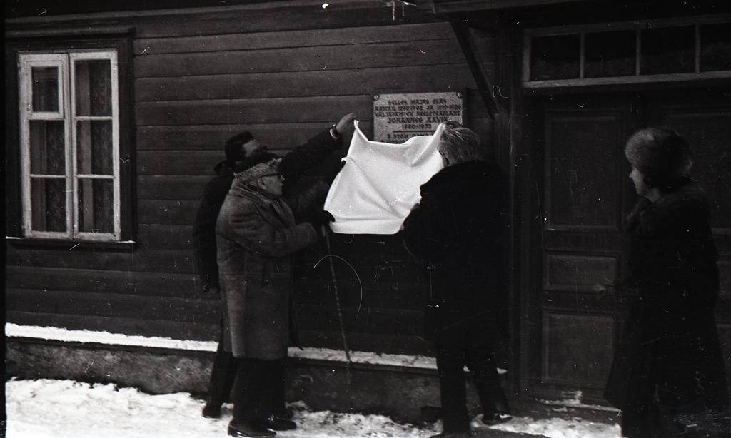 Kalle Jüri Priske, Aadu Hint and Joseph Aavik removes the cover from the monument of Johannes Aaviku on the day of his memorial in Kingissepa on 06.12.1980.