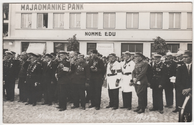 The row of guests Nõmme is watching the 25th anniversary of the parade of the VTÜ in 1935.