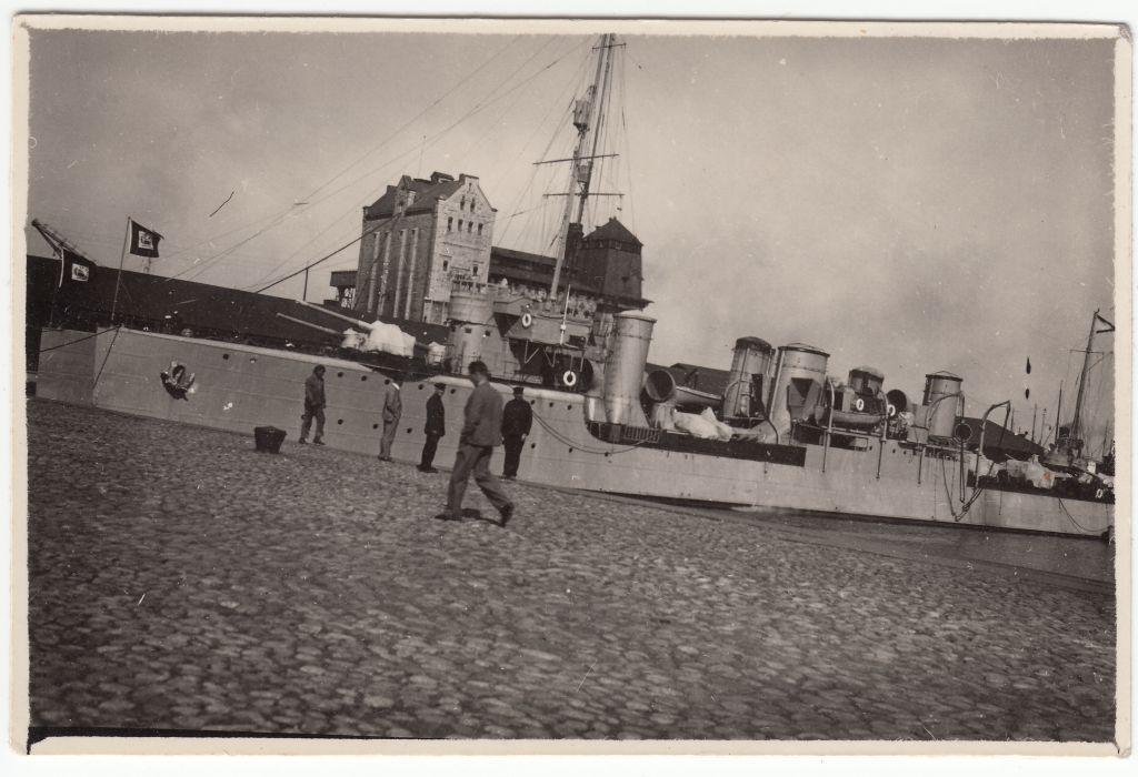 "airplane" and "Vambola" under the flag of Peru in the port of Tallinn, on the back of the edge of the elephant