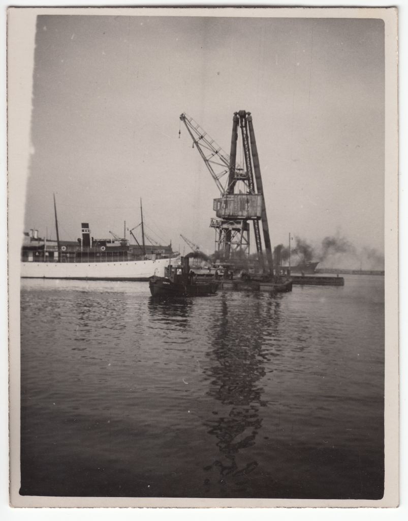 Transfer of the crane from the western mouth of the Old Port of Tallinn to the elephant, steam engineer "Loots"