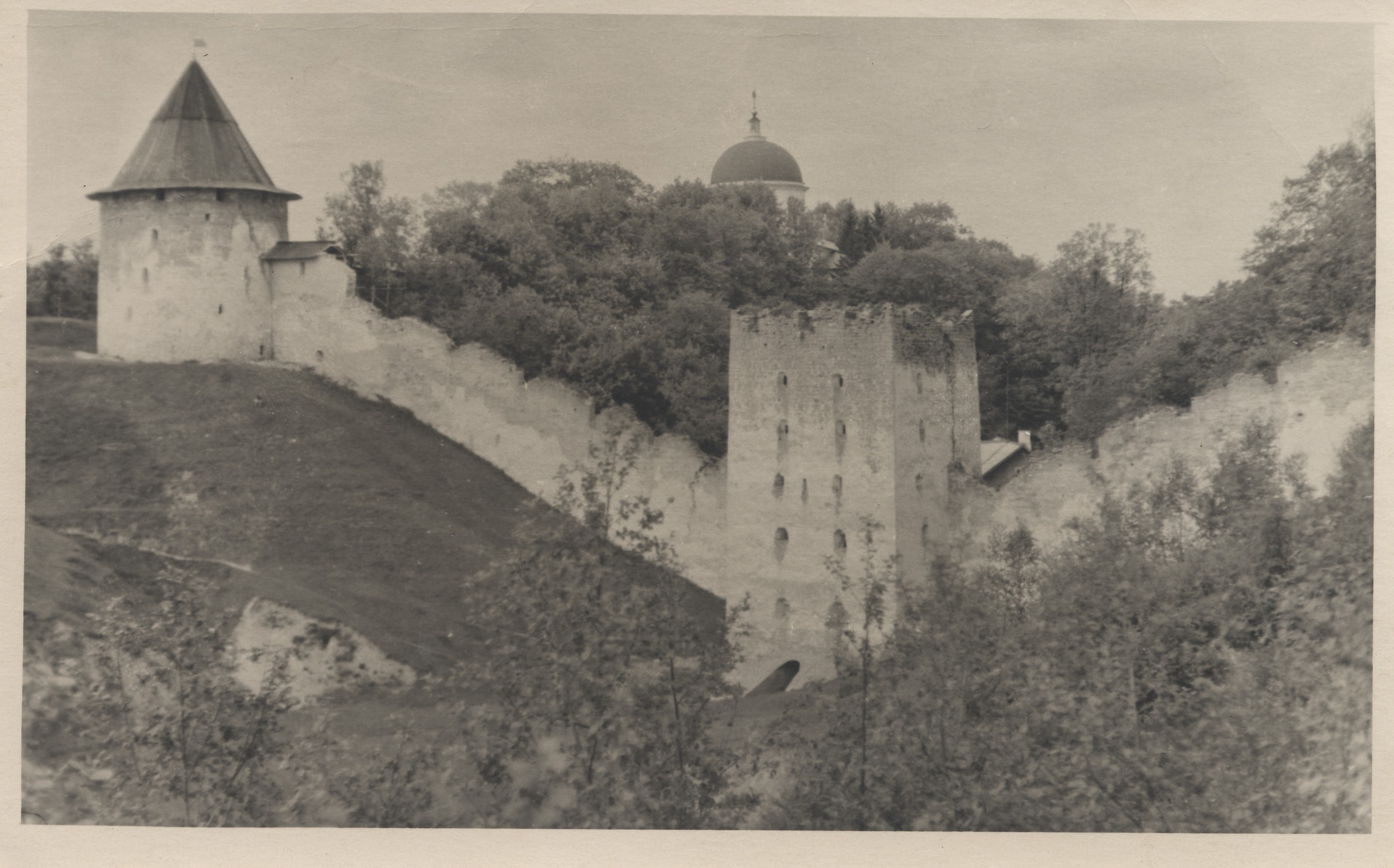 [the wall of the monastery of Peterser]