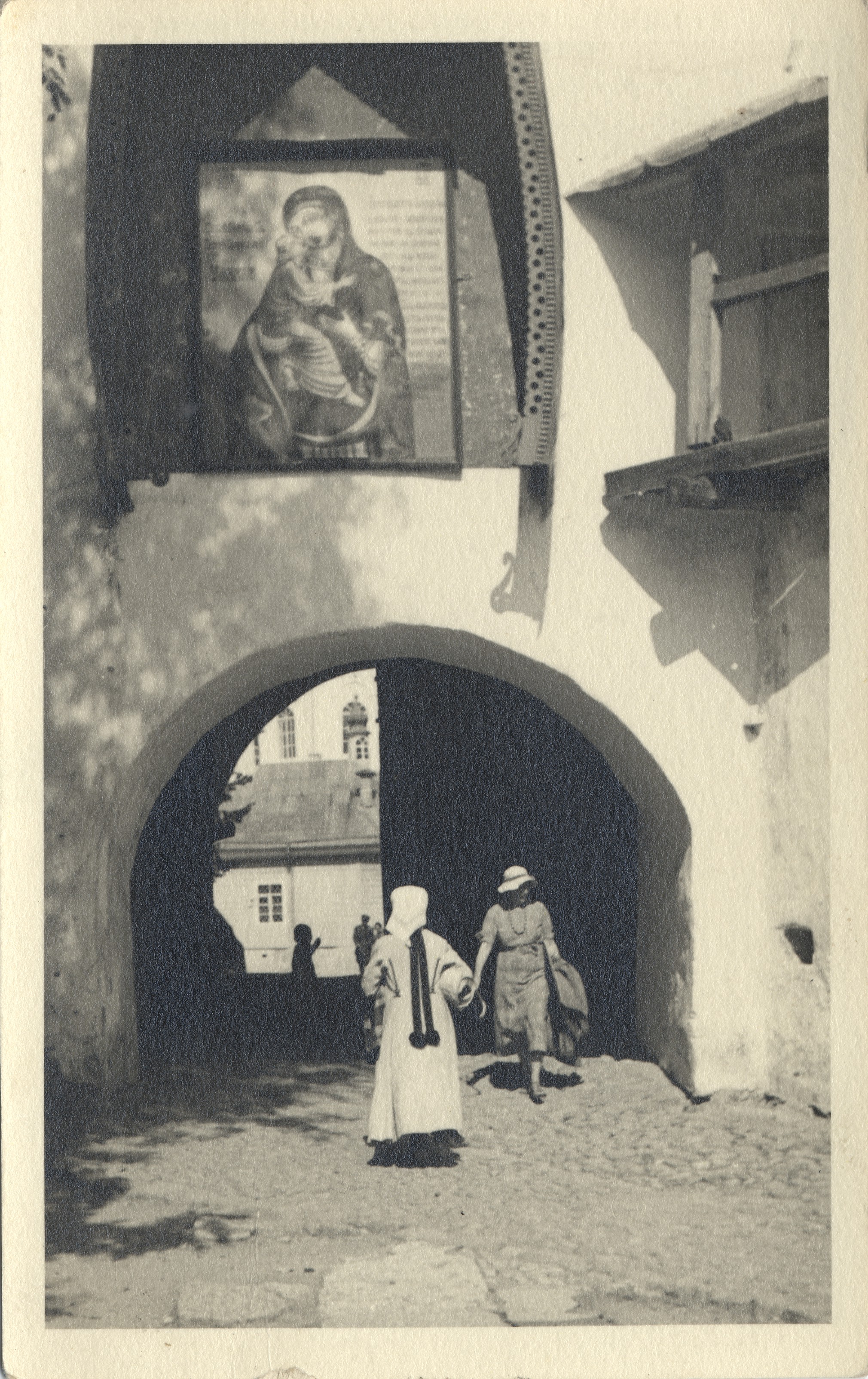 Estonia : Petzer monastery gate = the monastery : at the maintor