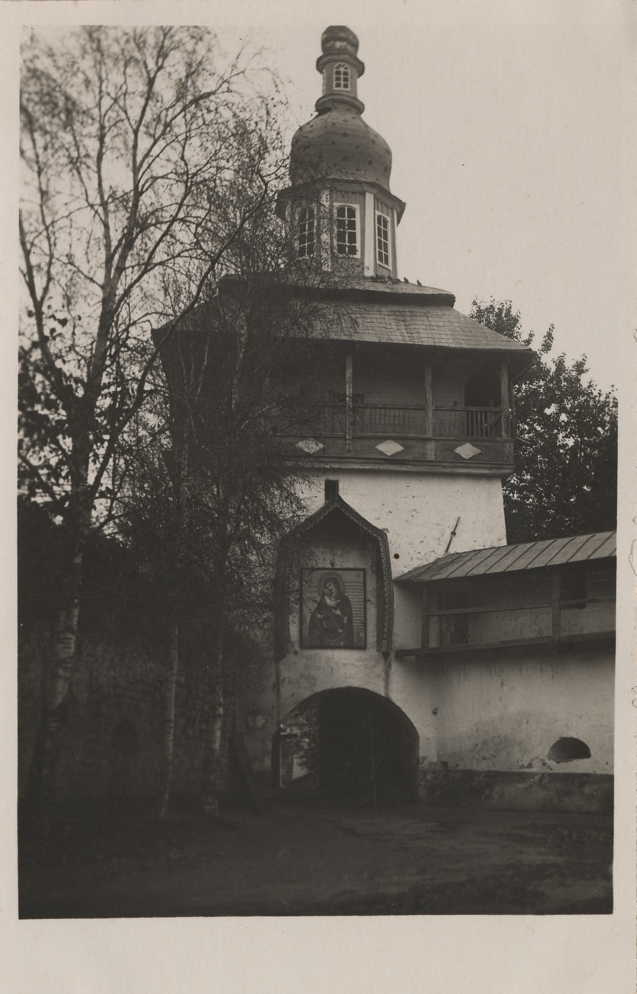 [petcer monastery gate]