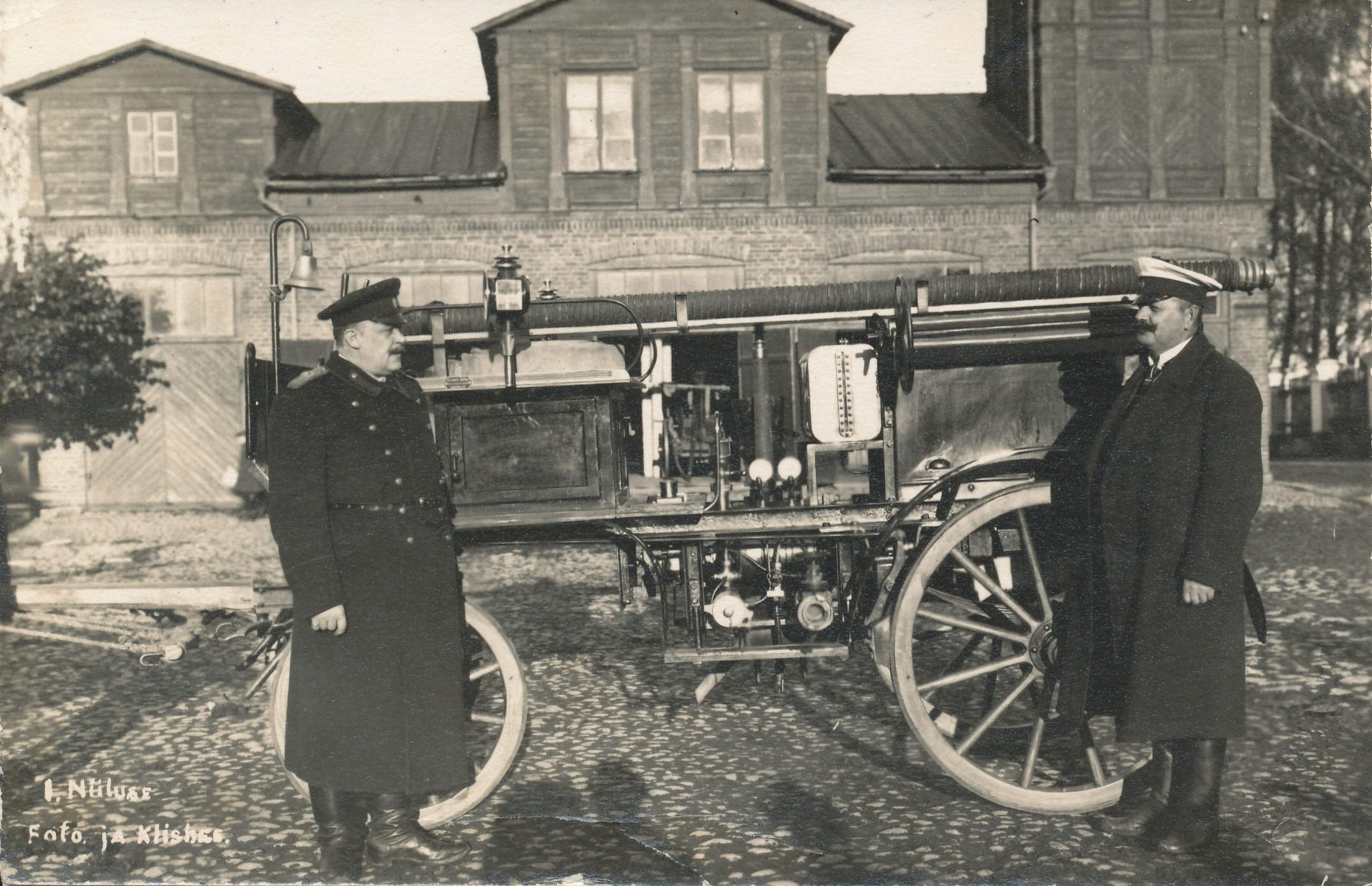 Photo. Võru Vabatahtliku Fire Control Society's first engine sprinkler in front of the sprinkler house.From Wilhelm Spohr on the left and the head of VVTÜ Karl Ottensen on October 21, 1923.