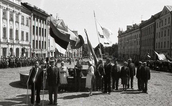 Photo-negative. The ceremony of sending the singing party to the road at the Tartu Hall Square (inflate the Tallinna XXI general singing party) in 1990.