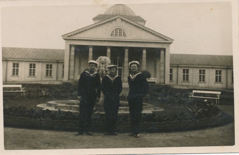 Photo. Madruses (also Evald Kaar) in front of Pärnu mudravila. Black and white. 1930s.