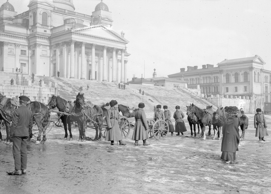Russian soldiers on the Helsinki Senate Square