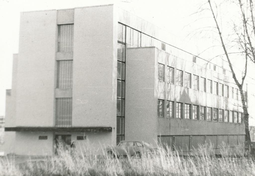 Photo. Võru press house, newspaper "Töörahva Elu" and printing house "Täht" building in 1981.