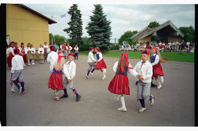 Children's dance group performing in – Teetlaus, Hans - Ajapaik