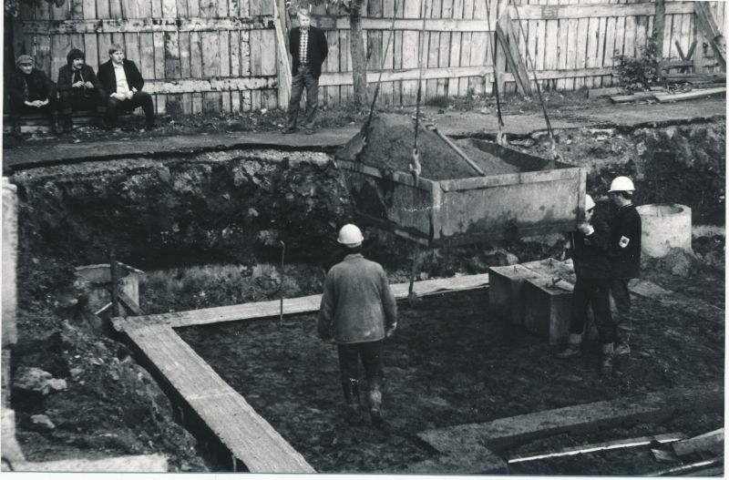 Photo. The cornerstone of Lihula communication building in September 1985.