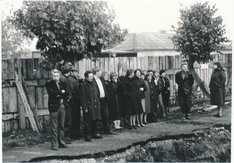 Photo. The cornerstone of Lihula communication building in September 1985.