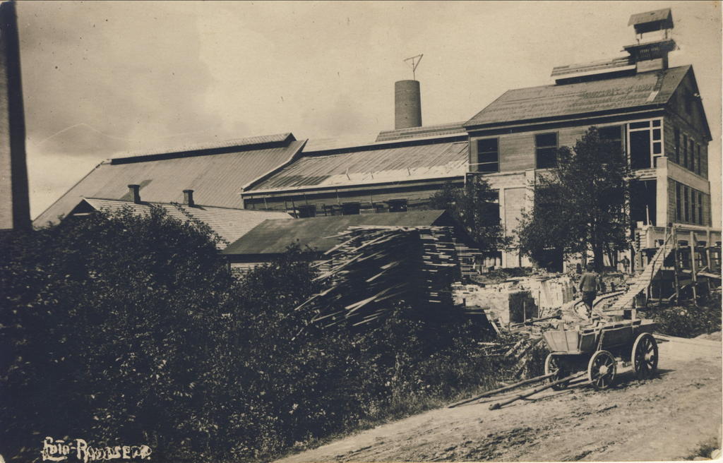 Photo. In the construction stage of Järvakandi glass plant. Liftišaht, construction of the stall. View from the south.
