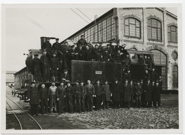 Group picture: A/S Franz Krull Workers and servants of the machinery construction factory on the hook of the factory in the background of a wide-range locomotive produced in the factory