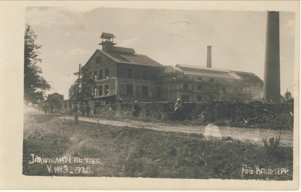 Photo. In the Järvakandi glass factory, the elevator shoe is in the construction phase. Dresses