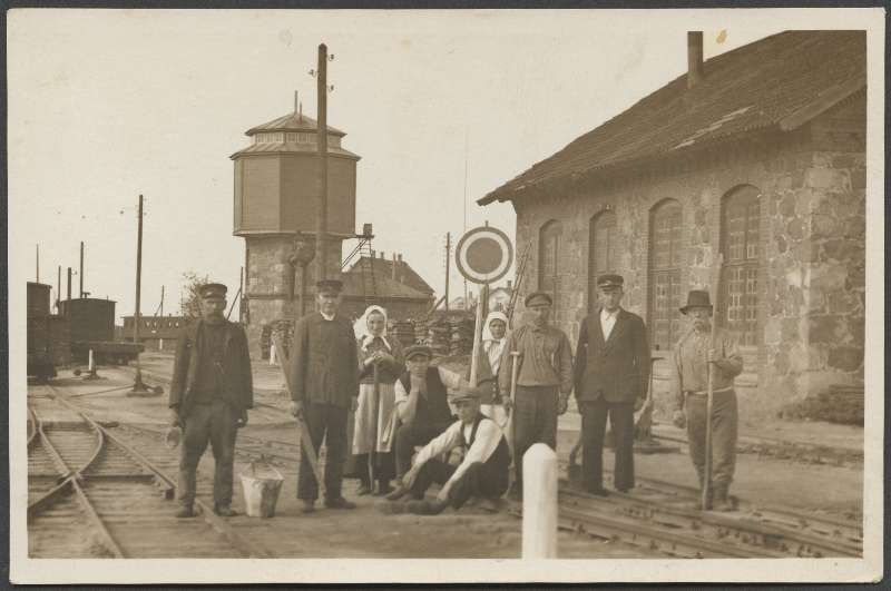 Postcard, Viljandi, Kantreküla, Viljandi railway station, workers