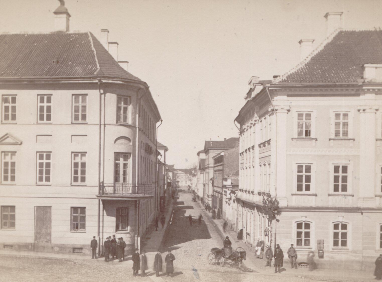 The square and the corner of Rüütel t. Tartu, 1880-1900. Photo by Carl Chulz. 

Behind Raekoja square 6 (left) and Raekoja square 8. Knightman on the street.