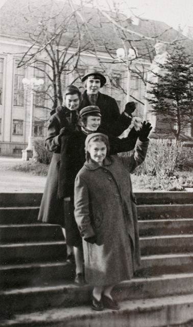 Female students at the Kreutzwald monument