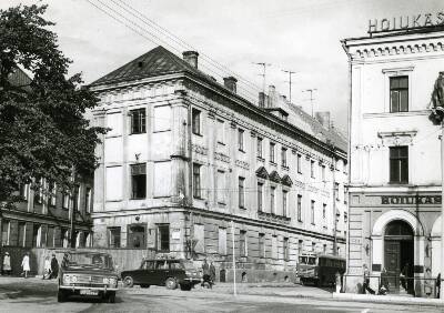 Raekoja plats 18 (failed house): Kivisilla pharmacy. On the street passenger cars and bus. Tartu, 1979. Photo Eduard Sakk.