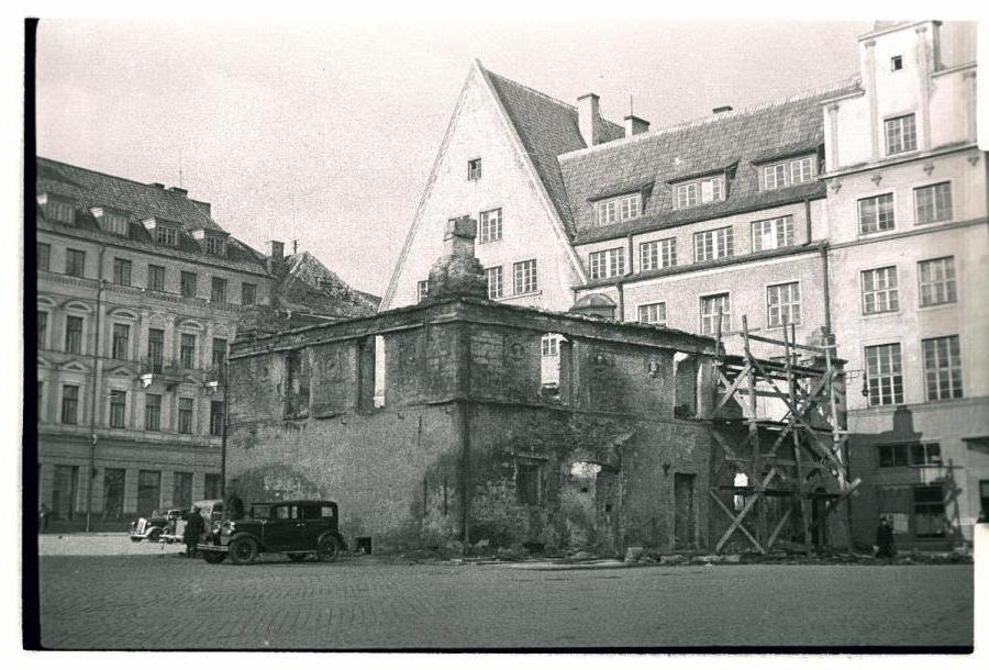 The ruins of Tallinn, Vaekoja on Raekoja square.